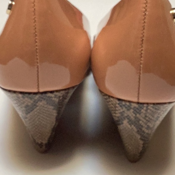 Calvin Klein Bessie Natural Almond Tan Patent Mini Snake Wedge Pump Sz 8.5 NWOT - Picture 5 of 12